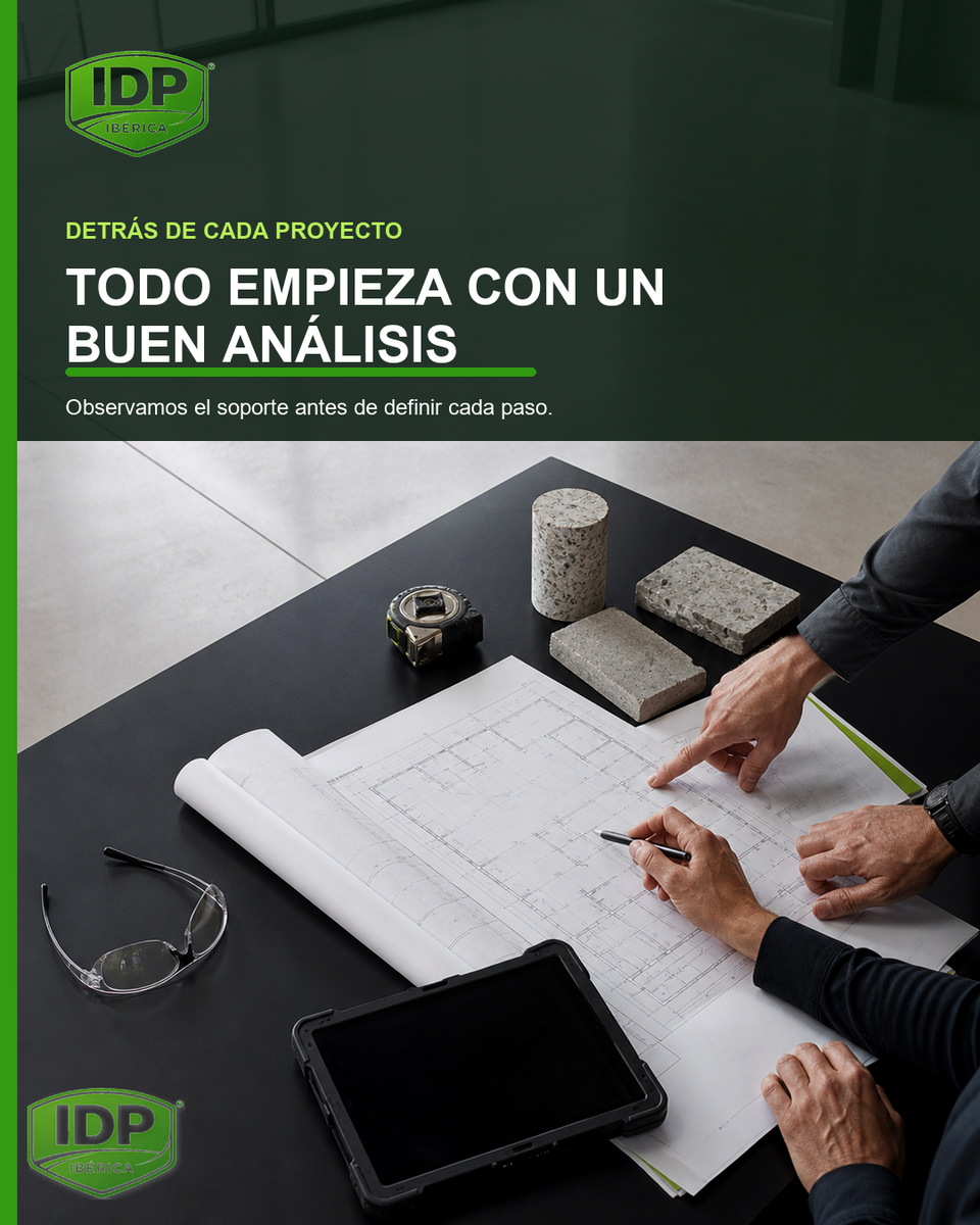 Equipo técnico IDP revisando el expediente de una obra de pavimento industrial