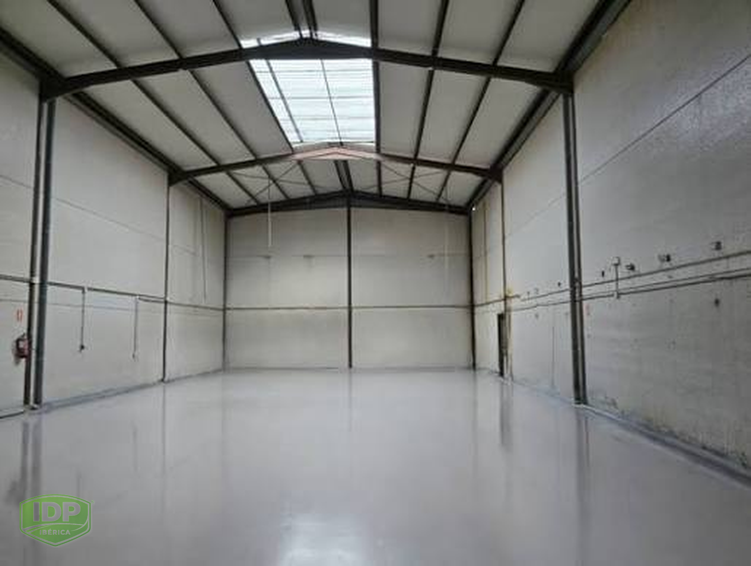 Nave industrial limpia con pavimento continuo IDP