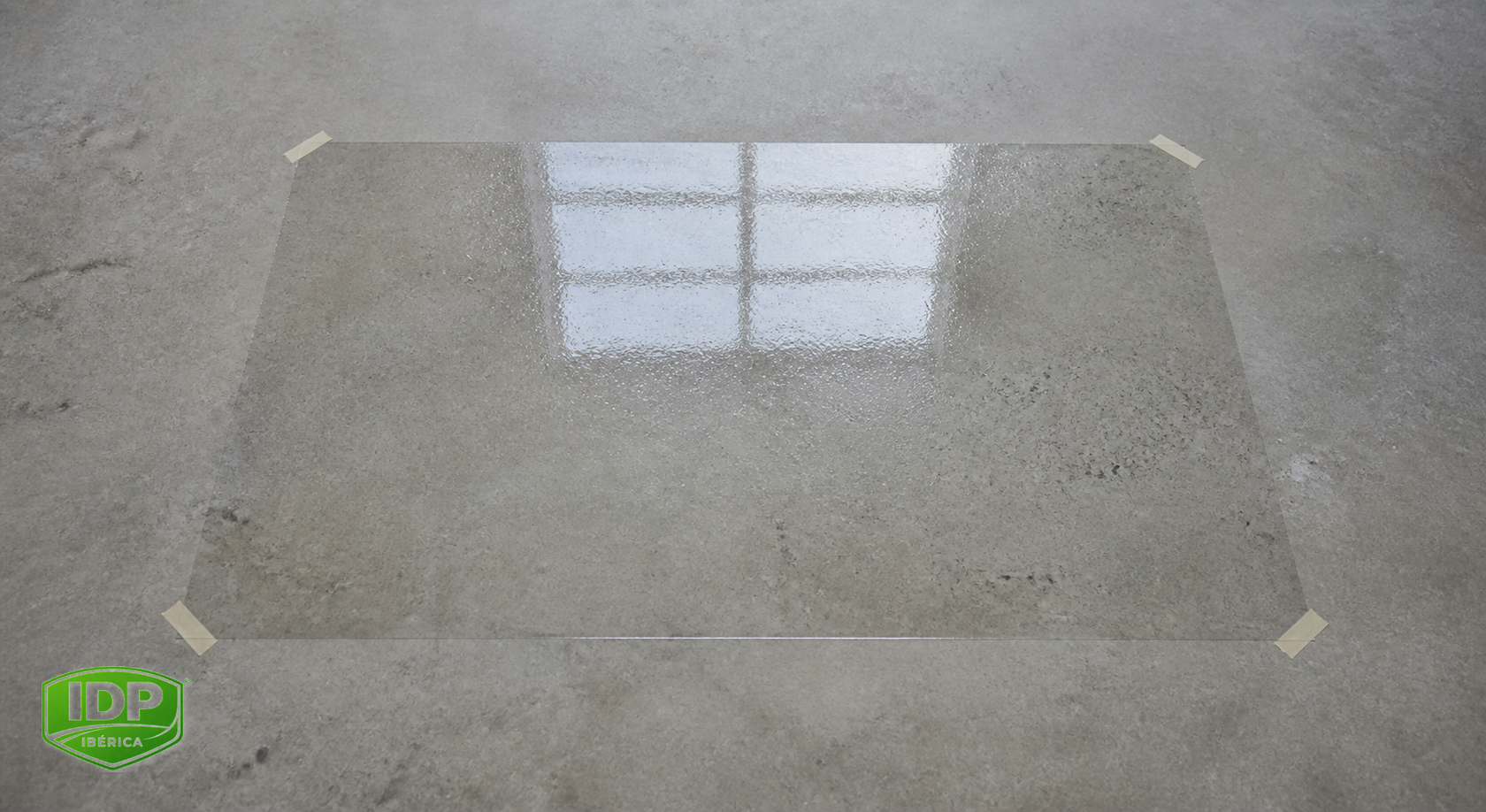 Paño de prueba transparente que conserva visible la textura del hormigón
